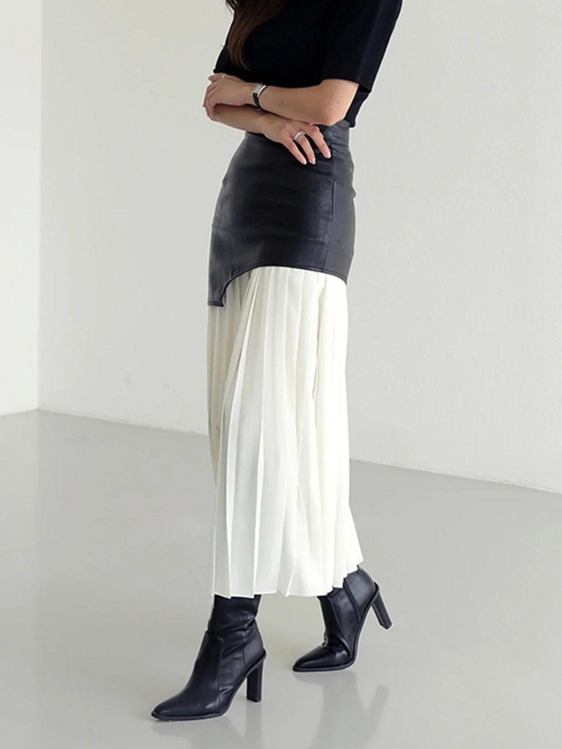 Chic Contrast Pleated High-Rise Skirt – Your Statement Piece