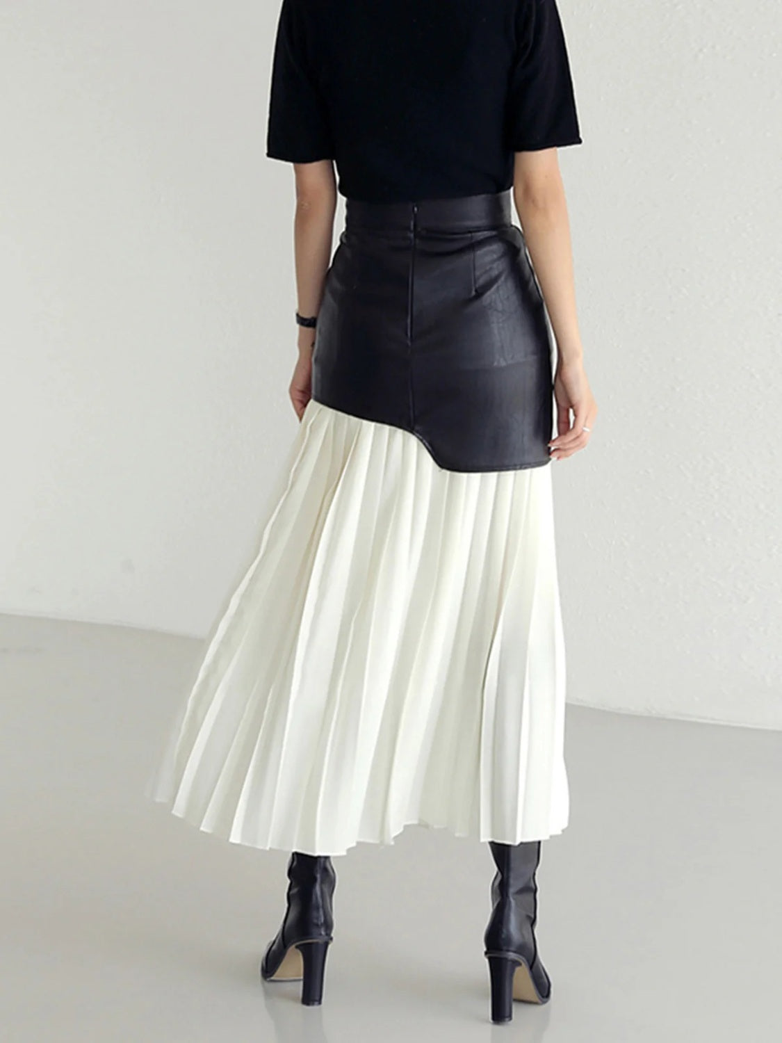 Chic Contrast Pleated High-Rise Skirt – Your Statement Piece